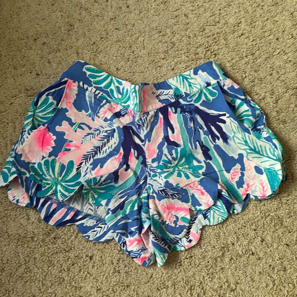 Lilly Pulitzer knit shorts. Scallop trim with pockets. Size small.